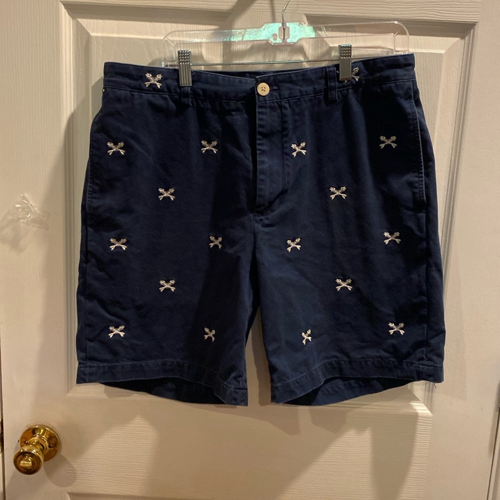 Vineyard vines, blue shorts with real cute design size 36
MSH-1